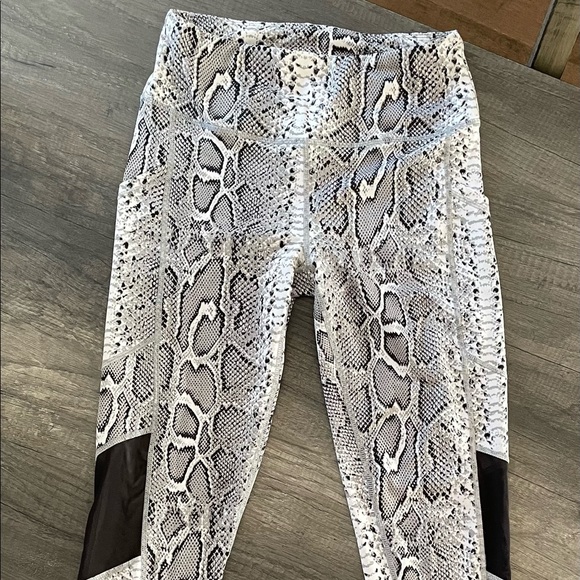 Womens snake pattern tights - Picture 1 of 4